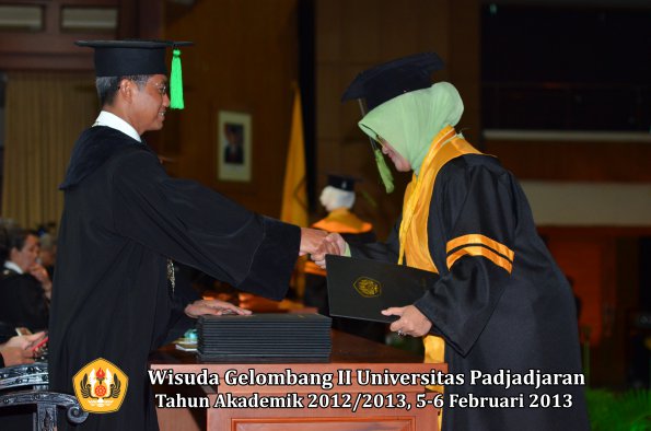 wisuda-unpad-gel-ii-ta-2012_2013-fakultas-ilmu-kedokteran-oleh-dekan-034