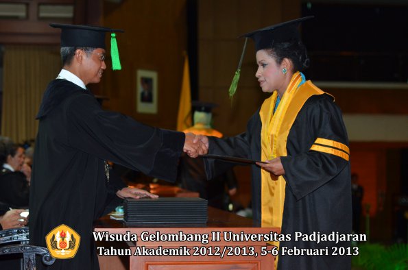 wisuda-unpad-gel-ii-ta-2012_2013-fakultas-ilmu-kedokteran-oleh-dekan-035