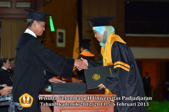 wisuda-unpad-gel-ii-ta-2012_2013-fakultas-ilmu-kedokteran-oleh-dekan-036