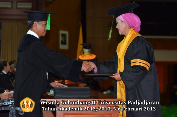 wisuda-unpad-gel-ii-ta-2012_2013-fakultas-ilmu-kedokteran-oleh-dekan-037