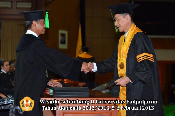 wisuda-unpad-gel-ii-ta-2012_2013-fakultas-ilmu-kedokteran-oleh-dekan-039