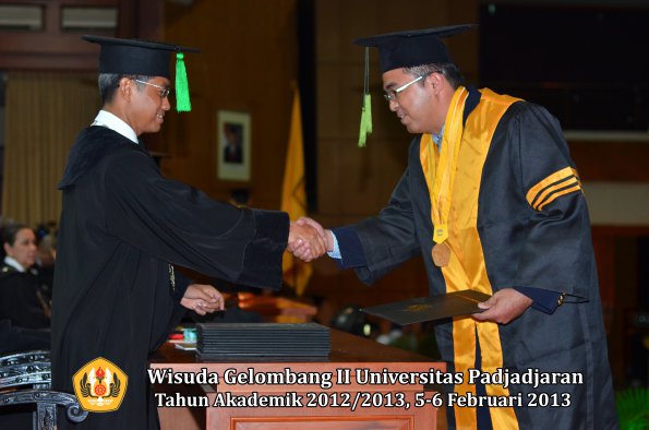 wisuda-unpad-gel-ii-ta-2012_2013-fakultas-ilmu-kedokteran-oleh-dekan-040