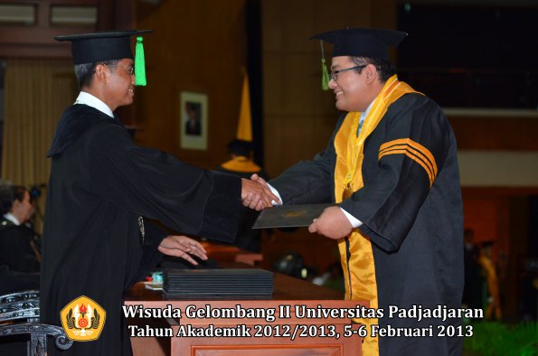 wisuda-unpad-gel-ii-ta-2012_2013-fakultas-ilmu-kedokteran-oleh-dekan-041