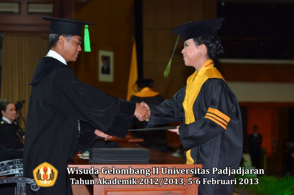 wisuda-unpad-gel-ii-ta-2012_2013-fakultas-ilmu-kedokteran-oleh-dekan-042