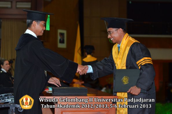 wisuda-unpad-gel-ii-ta-2012_2013-fakultas-ilmu-kedokteran-oleh-dekan-043