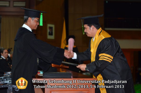 wisuda-unpad-gel-ii-ta-2012_2013-fakultas-ilmu-kedokteran-oleh-dekan-046