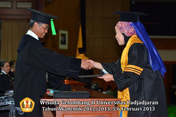 wisuda-unpad-gel-ii-ta-2012_2013-fakultas-ilmu-kedokteran-oleh-dekan-047