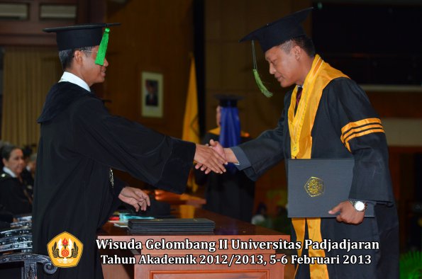 wisuda-unpad-gel-ii-ta-2012_2013-fakultas-ilmu-kedokteran-oleh-dekan-048