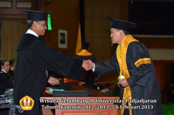 wisuda-unpad-gel-ii-ta-2012_2013-fakultas-ilmu-kedokteran-oleh-dekan-049