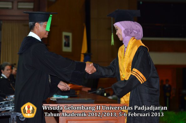 wisuda-unpad-gel-ii-ta-2012_2013-fakultas-ilmu-kedokteran-oleh-dekan-052