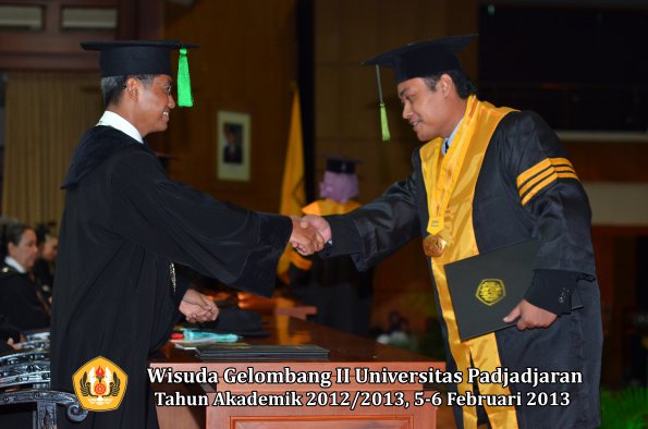 wisuda-unpad-gel-ii-ta-2012_2013-fakultas-ilmu-kedokteran-oleh-dekan-053