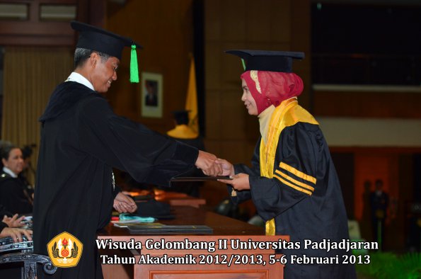 wisuda-unpad-gel-ii-ta-2012_2013-fakultas-ilmu-kedokteran-oleh-dekan-054