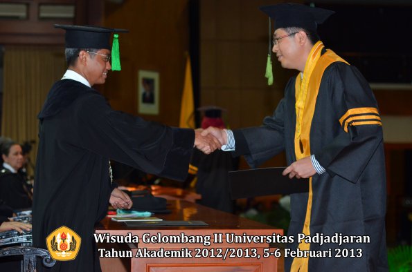 wisuda-unpad-gel-ii-ta-2012_2013-fakultas-ilmu-kedokteran-oleh-dekan-055