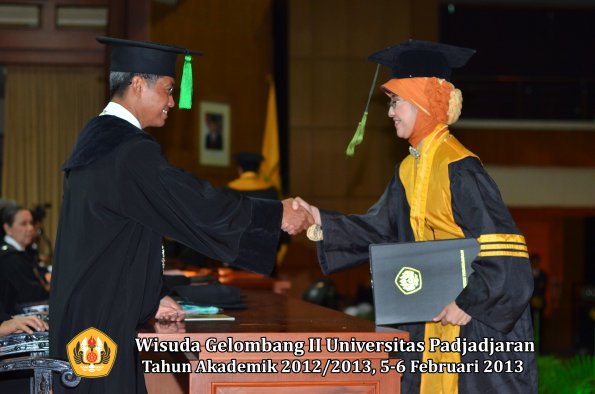 wisuda-unpad-gel-ii-ta-2012_2013-fakultas-ilmu-kedokteran-oleh-dekan-056