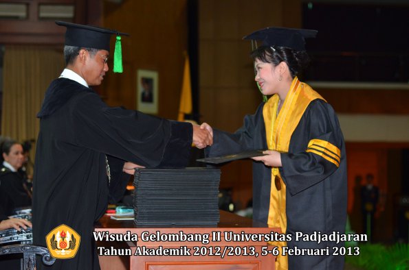 wisuda-unpad-gel-ii-ta-2012_2013-fakultas-ilmu-kedokteran-oleh-dekan-057