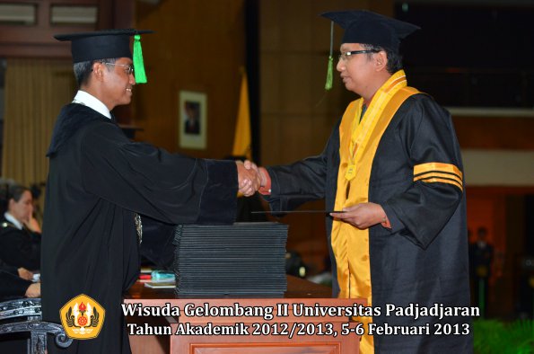 wisuda-unpad-gel-ii-ta-2012_2013-fakultas-ilmu-kedokteran-oleh-dekan-059