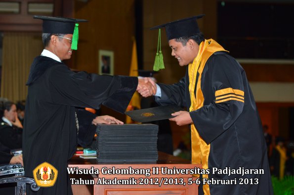 wisuda-unpad-gel-ii-ta-2012_2013-fakultas-ilmu-kedokteran-oleh-dekan-061