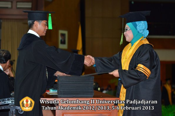 wisuda-unpad-gel-ii-ta-2012_2013-fakultas-ilmu-kedokteran-oleh-dekan-064