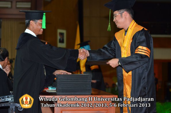 wisuda-unpad-gel-ii-ta-2012_2013-fakultas-ilmu-kedokteran-oleh-dekan-065