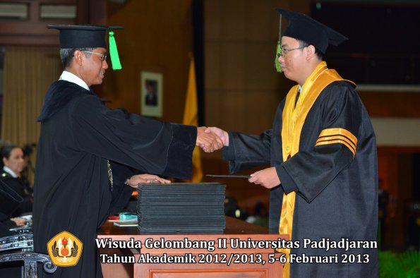 wisuda-unpad-gel-ii-ta-2012_2013-fakultas-ilmu-kedokteran-oleh-dekan-066