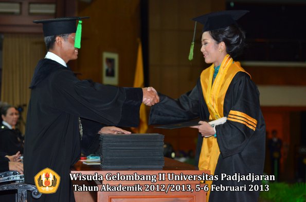 wisuda-unpad-gel-ii-ta-2012_2013-fakultas-ilmu-kedokteran-oleh-dekan-067