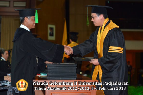 wisuda-unpad-gel-ii-ta-2012_2013-fakultas-ilmu-kedokteran-oleh-dekan-068