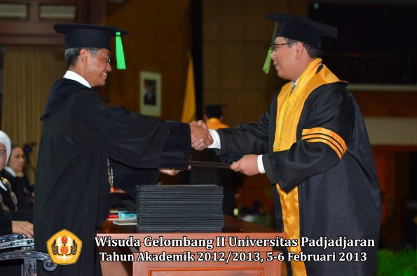 wisuda-unpad-gel-ii-ta-2012_2013-fakultas-ilmu-kedokteran-oleh-dekan-069