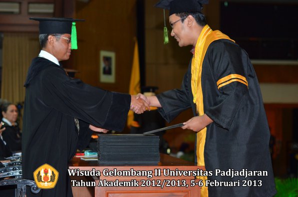 wisuda-unpad-gel-ii-ta-2012_2013-fakultas-ilmu-kedokteran-oleh-dekan-072