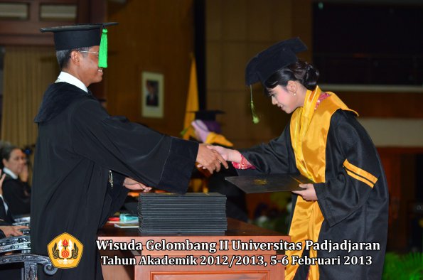 wisuda-unpad-gel-ii-ta-2012_2013-fakultas-ilmu-kedokteran-oleh-dekan-074