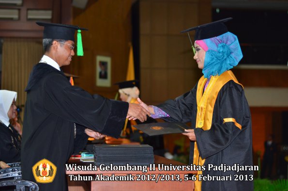 wisuda-unpad-gel-ii-ta-2012_2013-fakultas-ilmu-kedokteran-oleh-dekan-083