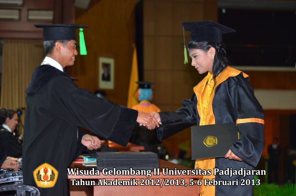 wisuda-unpad-gel-ii-ta-2012_2013-fakultas-ilmu-kedokteran-oleh-dekan-087