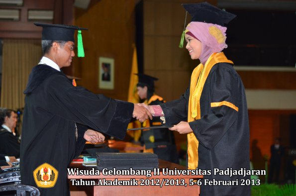 wisuda-unpad-gel-ii-ta-2012_2013-fakultas-ilmu-kedokteran-oleh-dekan-088