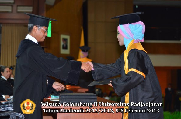 wisuda-unpad-gel-ii-ta-2012_2013-fakultas-ilmu-kedokteran-oleh-dekan-089