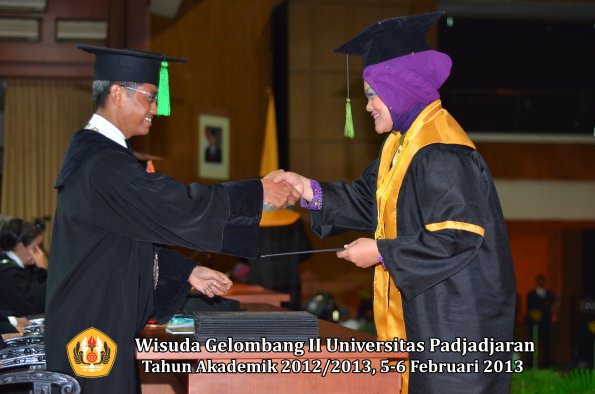 wisuda-unpad-gel-ii-ta-2012_2013-fakultas-ilmu-kedokteran-oleh-dekan-091