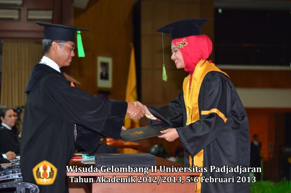 wisuda-unpad-gel-ii-ta-2012_2013-fakultas-ilmu-kedokteran-oleh-dekan-092