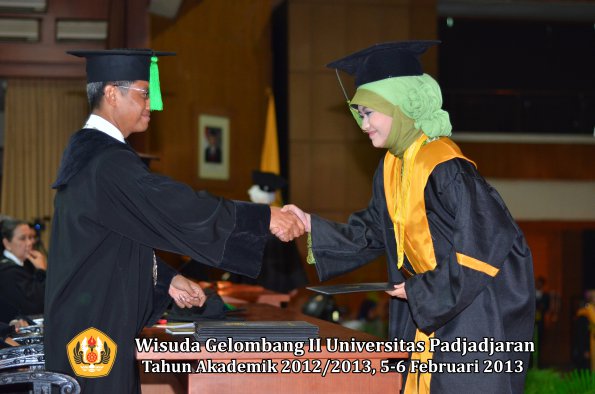 wisuda-unpad-gel-ii-ta-2012_2013-fakultas-ilmu-kedokteran-oleh-dekan-097