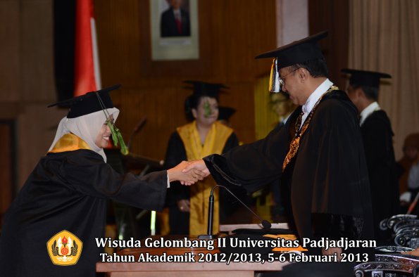 wisuda-unpad-gel-ii-ta-2012_2013-fakultas-kedokteran-oleh-rektor-004