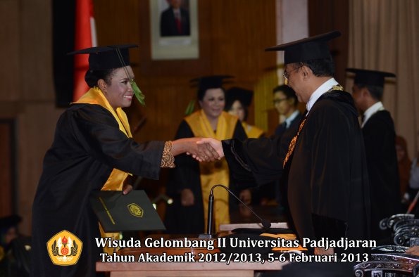 wisuda-unpad-gel-ii-ta-2012_2013-fakultas-kedokteran-oleh-rektor-008