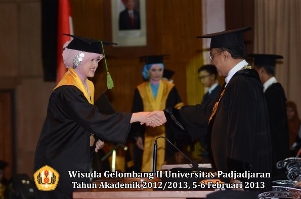 wisuda-unpad-gel-ii-ta-2012_2013-fakultas-kedokteran-oleh-rektor-017
