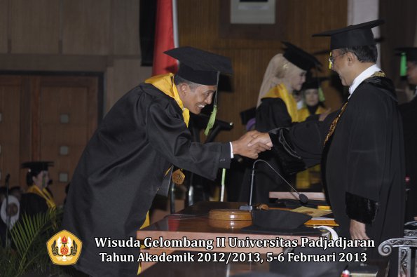 wisuda-unpad-gel-ii-ta-2012_2013-fakultas-kedokteran-oleh-rektor-021