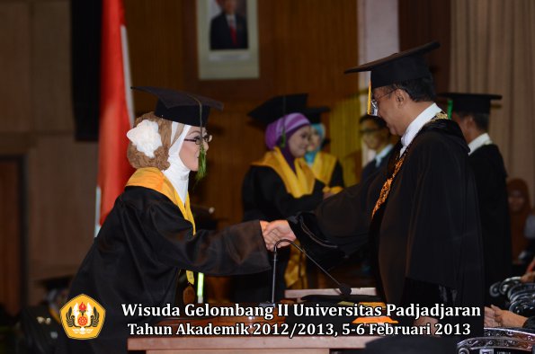 wisuda-unpad-gel-ii-ta-2012_2013-fakultas-kedokteran-oleh-rektor-024