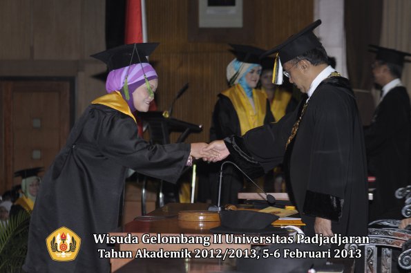 wisuda-unpad-gel-ii-ta-2012_2013-fakultas-kedokteran-oleh-rektor-025