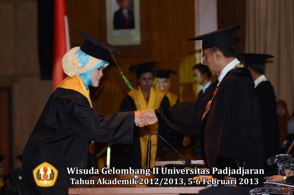 wisuda-unpad-gel-ii-ta-2012_2013-fakultas-kedokteran-oleh-rektor-026