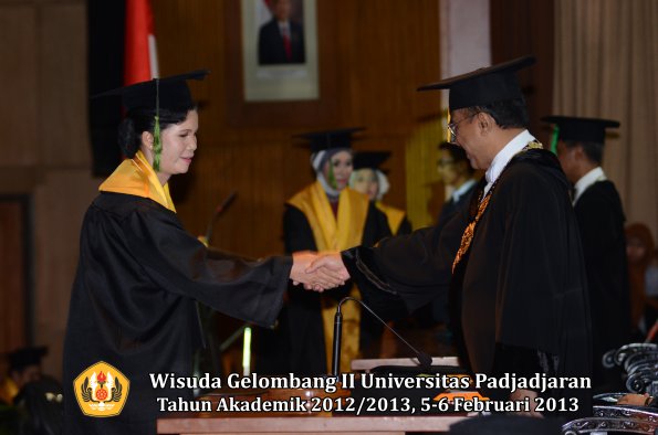 wisuda-unpad-gel-ii-ta-2012_2013-fakultas-kedokteran-oleh-rektor-030