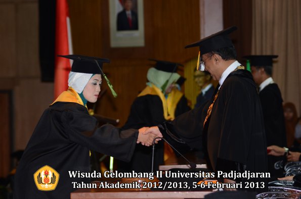 wisuda-unpad-gel-ii-ta-2012_2013-fakultas-kedokteran-oleh-rektor-032