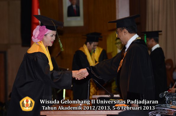 wisuda-unpad-gel-ii-ta-2012_2013-fakultas-kedokteran-oleh-rektor-036