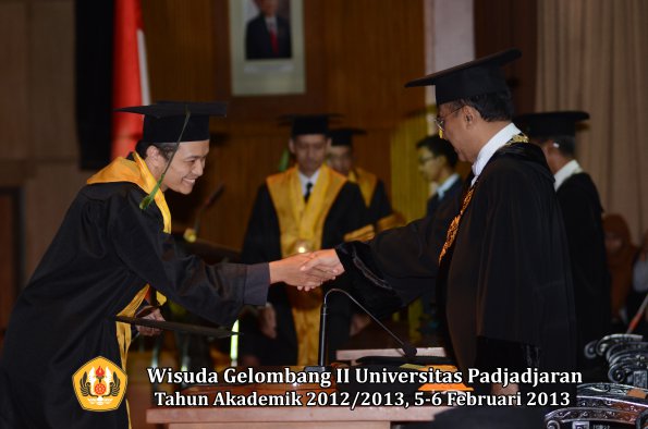 wisuda-unpad-gel-ii-ta-2012_2013-fakultas-kedokteran-oleh-rektor-037