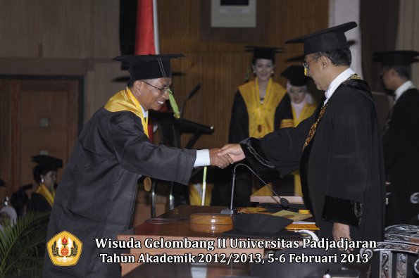 wisuda-unpad-gel-ii-ta-2012_2013-fakultas-kedokteran-oleh-rektor-042