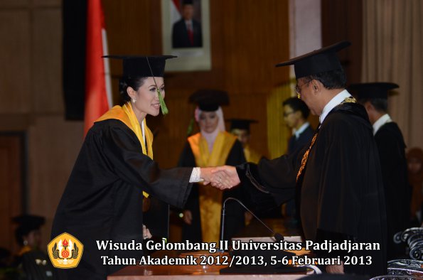 wisuda-unpad-gel-ii-ta-2012_2013-fakultas-kedokteran-oleh-rektor-043