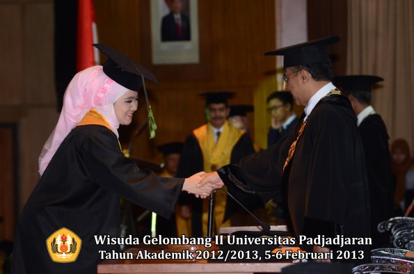 wisuda-unpad-gel-ii-ta-2012_2013-fakultas-kedokteran-oleh-rektor-044